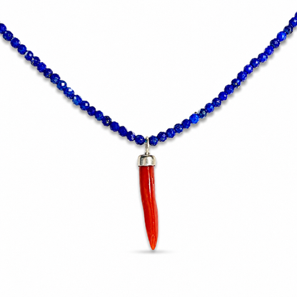 Collana con Cristalli di Lapis Blu Faccetta in Argento 925 con  Cornetto Portafortuna di Corallo rosso